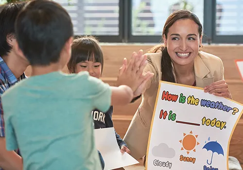 正解した児童とタッチする外国人教師